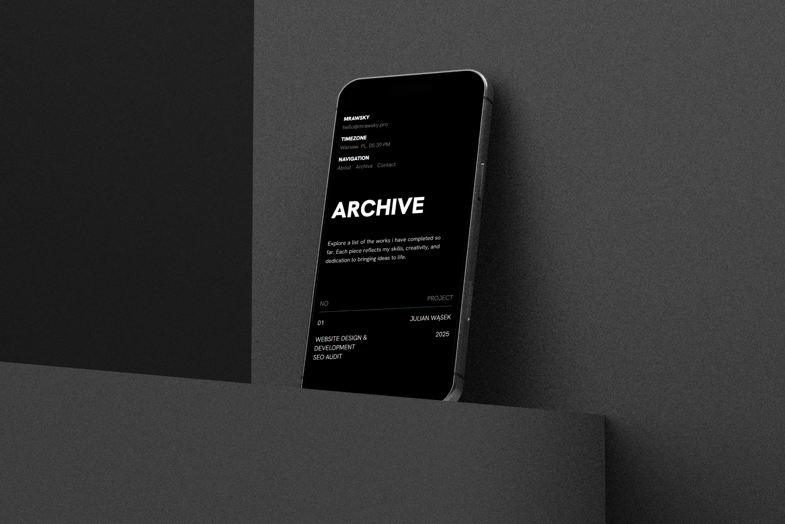 Archiwum projektów Portfolio 2025 wyświetlone na smartfonie